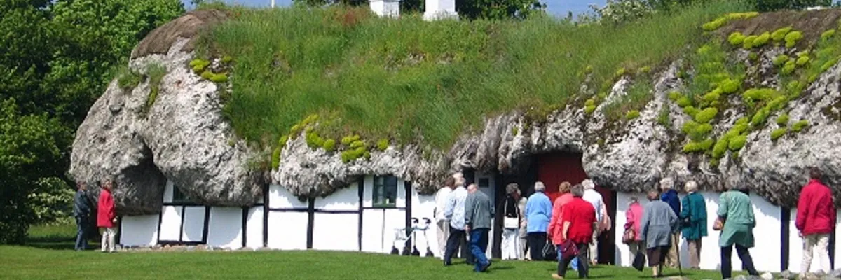 Åbningstider for Læsø Museum og de forskellige afdelinger som fx her på billedet Museumsgården med det store tangtag.